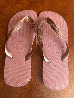 Havaianas Women's Pink Flip Flops with Metallic Rose Gold Straps